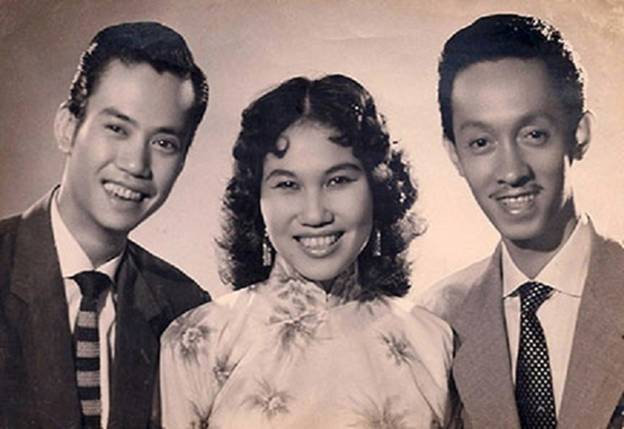 Thái Thanh bên hai anh trai - nhạc sĩ Phạm Đình Chương (trái) và nhạc sĩ Phạm Đình Viêm - hai thành viên của hợp ca Thăng Long. Thời kỳ này, bà để kiểu tóc uốn xoăn, rẽ ngôi giữa đặc trưng của phụ nữ Sài Gòn thập niên 1960.