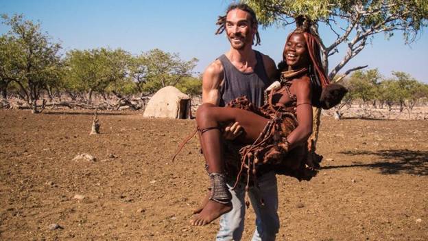 Phụ nữ trong bộ lạc Himba thường bị yêu cầu quan hệ với khách để thể hiện lòng hiếu khách.