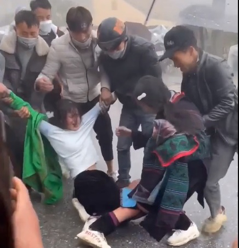 Vụ cô gái bị bắt vợ ở Hà Giang: Biến tướng đau lòng, cần phải dẹp bỏ! - 2