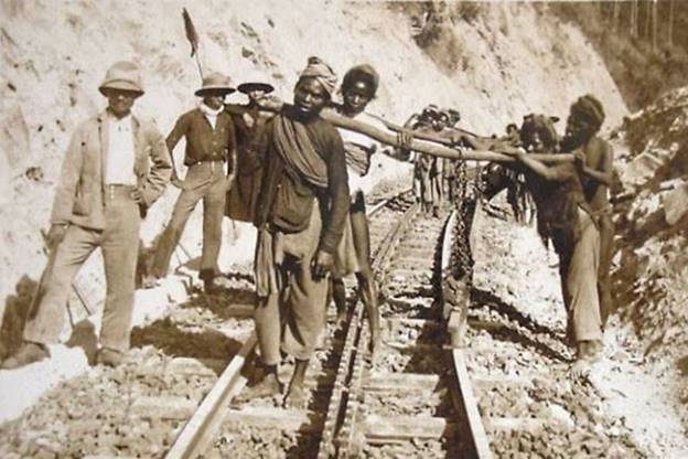 Nắm 1908 tuyến đường sắt chính thức được khởi công xây dựng. Vì địa hình đồi núi phức tạp, lắm dốc cao, lại phải xây dựng thêm đường răng cưa ở giữa 2 đường trơn, nên việc xây dựng tuyến đường này cực kỳ khó khăn. Ảnh: Tư liệu